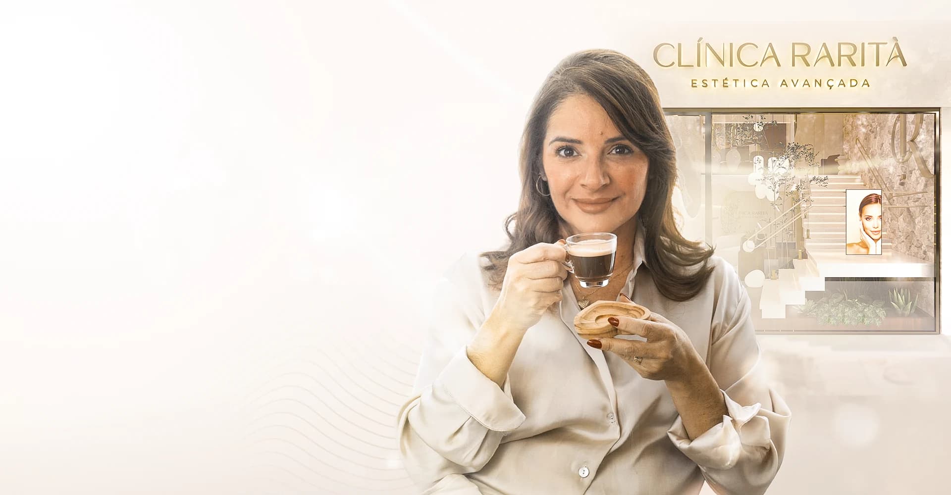 Dra. Tatiana Guedes em frente à fachada da nova Clínica Rarità, no Órion Office Residence Mall